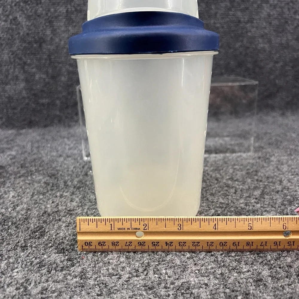 Rubbermaid 516E 2 Qt / 8 Cups Storage With Built In 1 Cup Scoop Measuring Blue